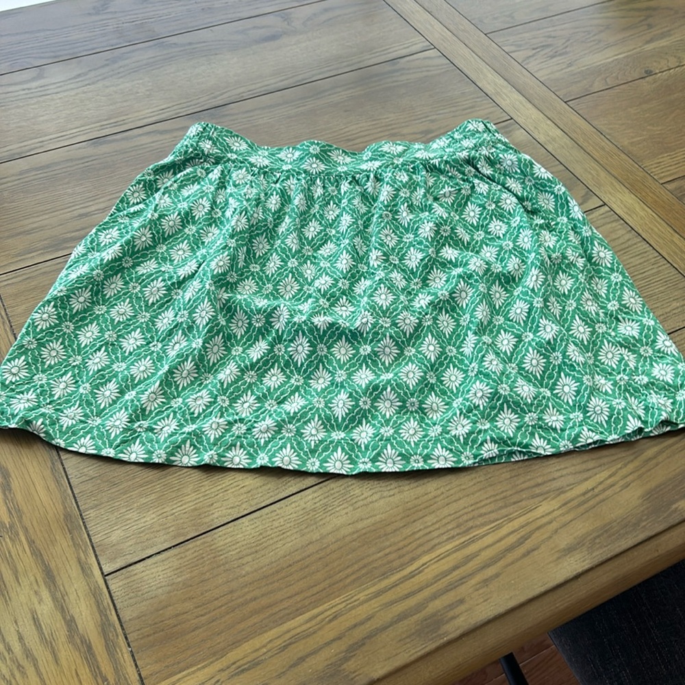 Women’s green and white  Loft outlet flower skirt size Med